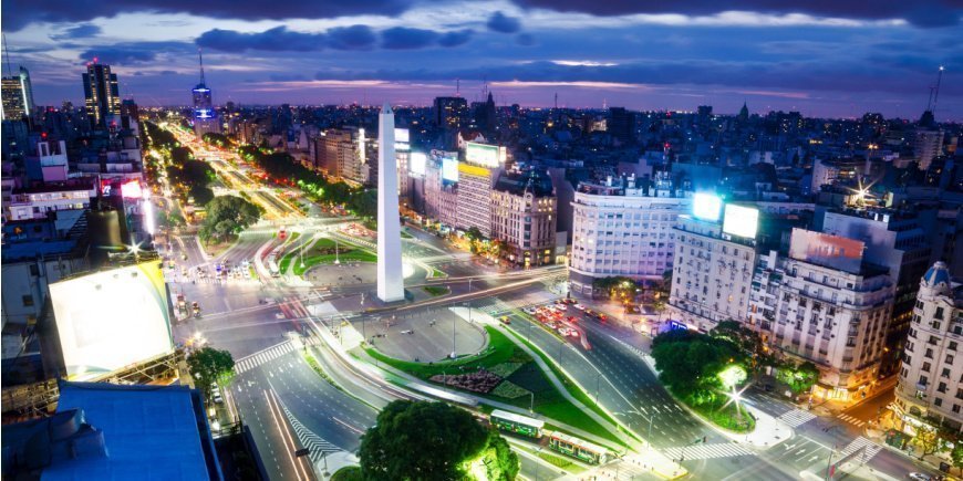 Foto van het verkeer in Buenos Aires in de avond 