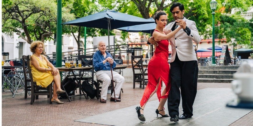 Een jong stel danst de tango in San Telmo