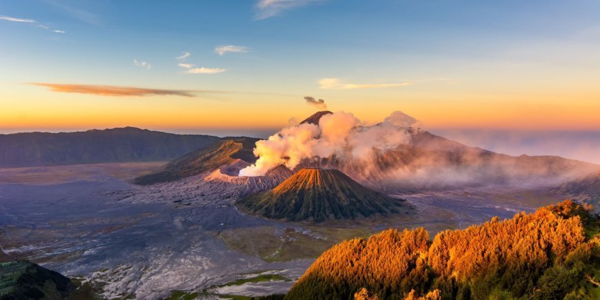 Zonsopgang op Mount Bromo op Java, Indonesië