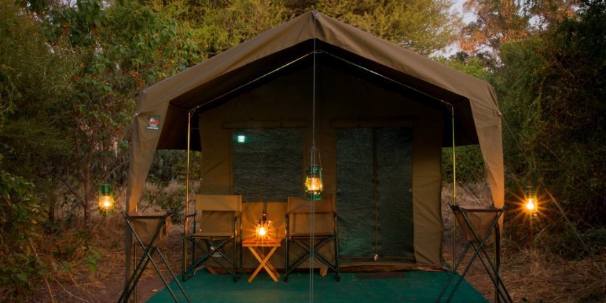 Een tent in de schemering in de Okavangodelta in Botswana