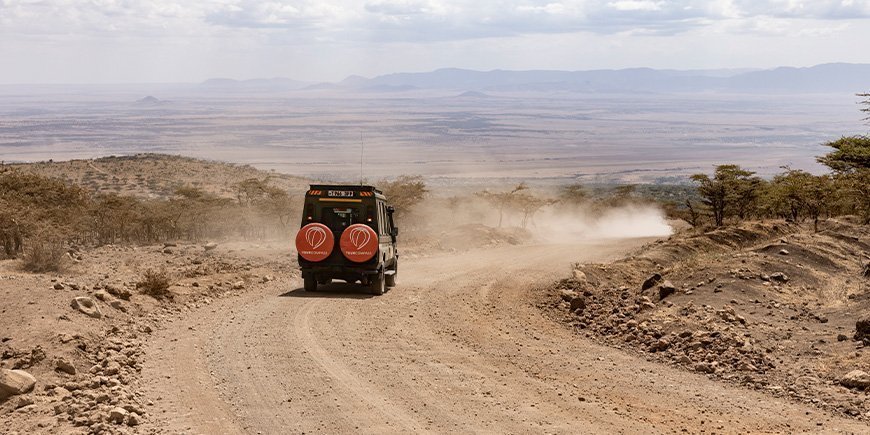 TourCompass auto op onverharde weg in Tanzania