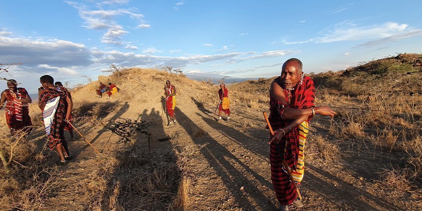 Maasai mensen in de Osiligilai Maasai Lodge