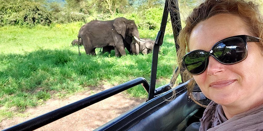 Vrouwen op safari kijken naar olifanten in Tanzania