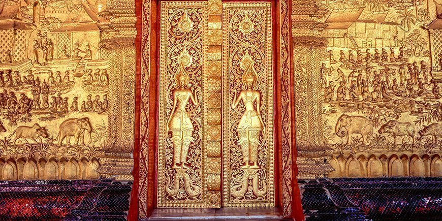 Vergulde, sierlijke gevel van de Wat Mai tempel in Luang Prabang