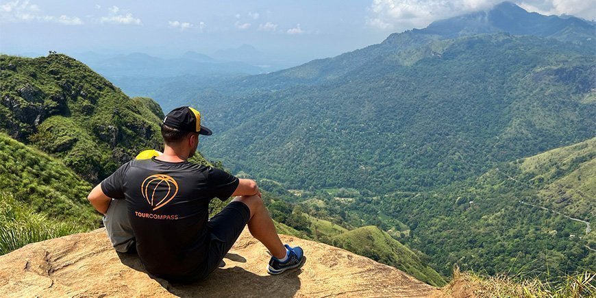 Vater und Sohn sitzen auf dem Gipfel des Little Adam's Peak in Sri Lanka