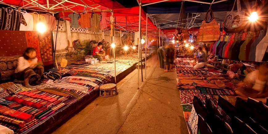 Kraampjes op de avondmarkt in Luang Prabang