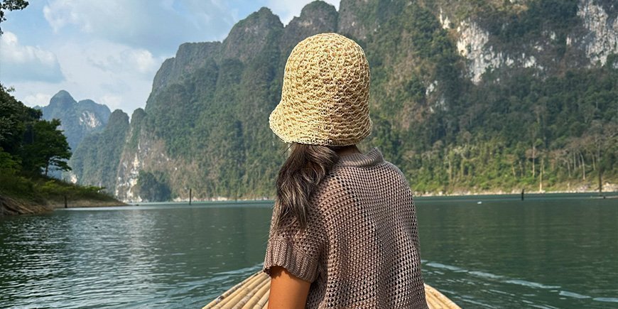 Frauen beim Segeln auf dem Cheow Lan See im Khao Sok National Park in Thailand