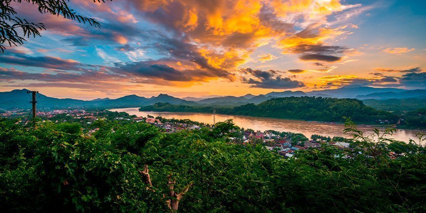 Zonsondergang over de Phousi berg in Luang Prabang