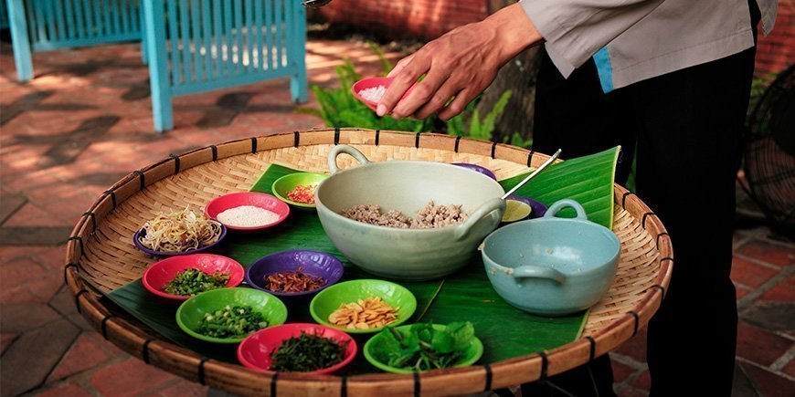 Man kookt “larb”, een traditioneel gerecht uit Laos