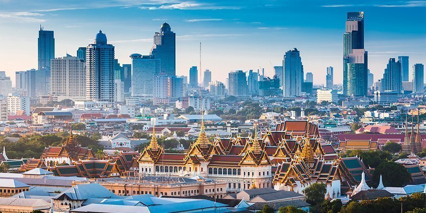 Bangkok skyline met uitzicht op wolkenkrabbers en tempel