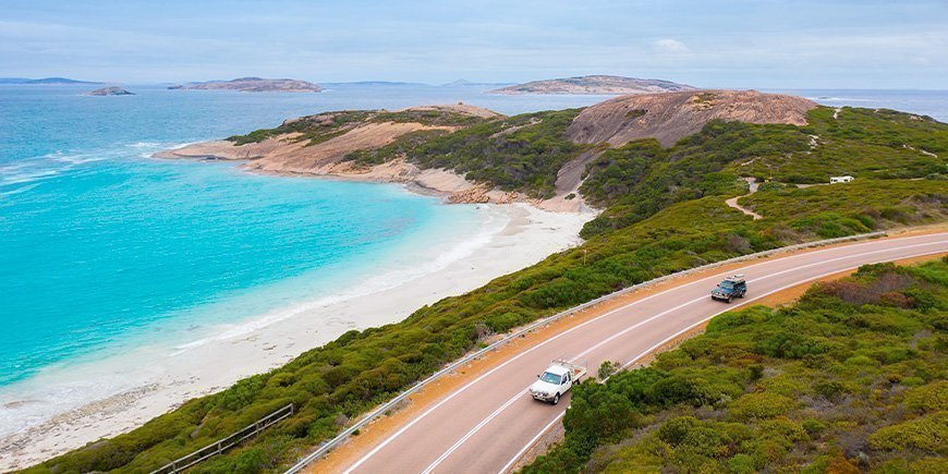 Auto's rijden op de Great Ocean Road in Australië