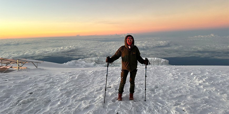 Catriona op de top van de Kilimanjaro tijdens zonsopgang