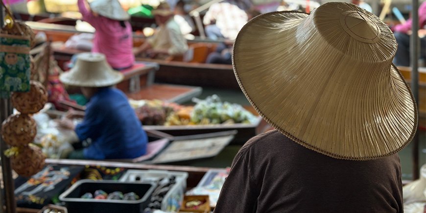 Drijvende markt buiten Bangkok, Thailand