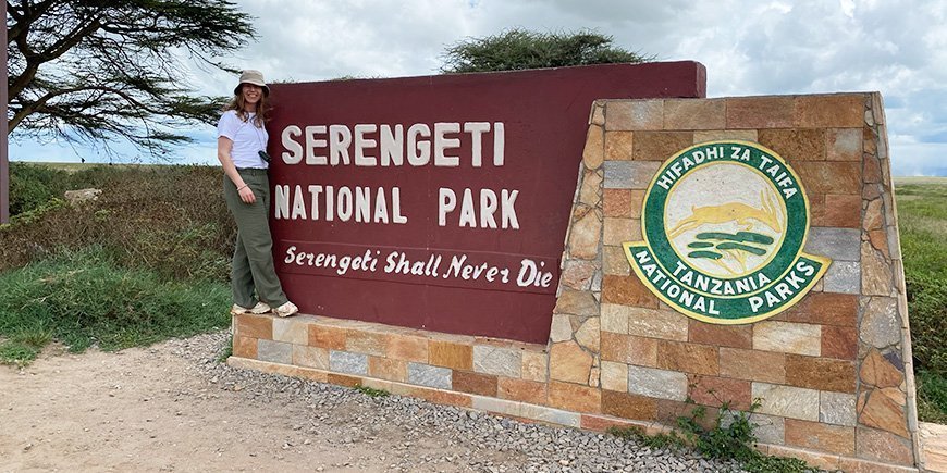 Inger staat bij de ingang van het Serengeti National Park in Tanzania