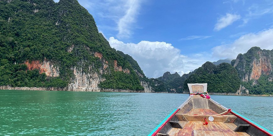 Zeilboot op Cheow Lan Lake in Khao Sok, Thailand