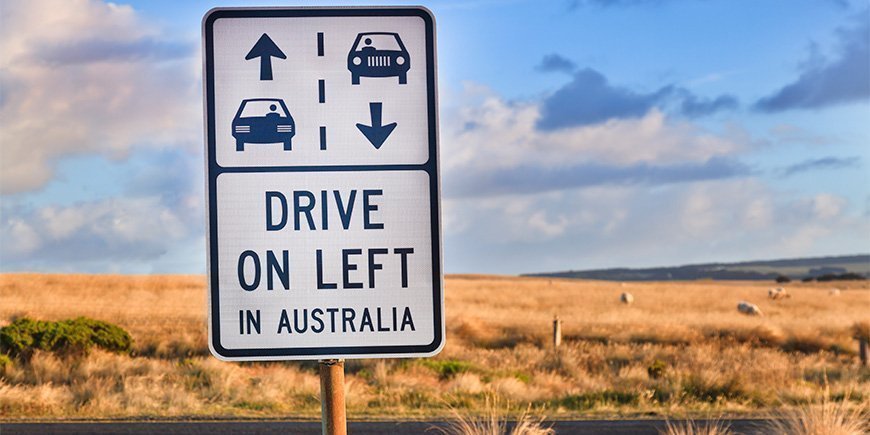 Verkeersbord dat aangeeft dat je aan de linkerkant van de weg moet rijden