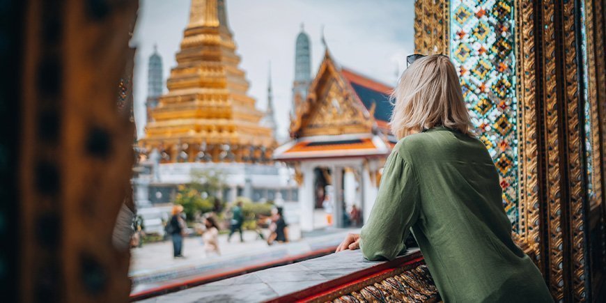 Vrouw kijkt naar tempel in Bangkok, Thailand