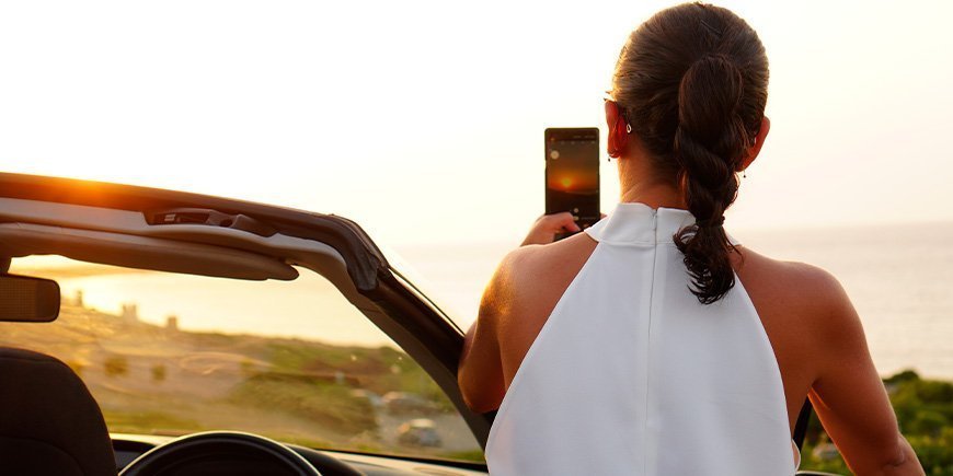 Vrouw neemt een foto van zonsondergang in Australië