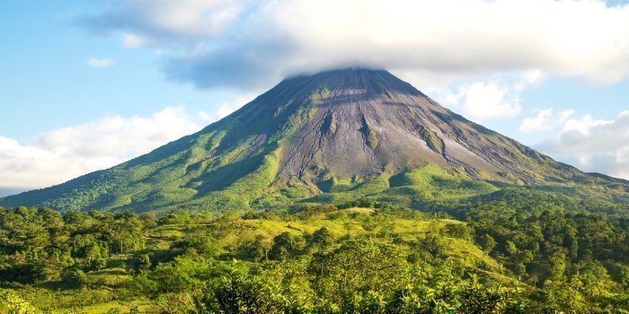 Vulkaan breekt door de wolken in Costa Rica