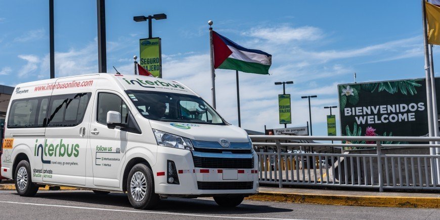 Shuttlebus geparkeerd in Costa Rica