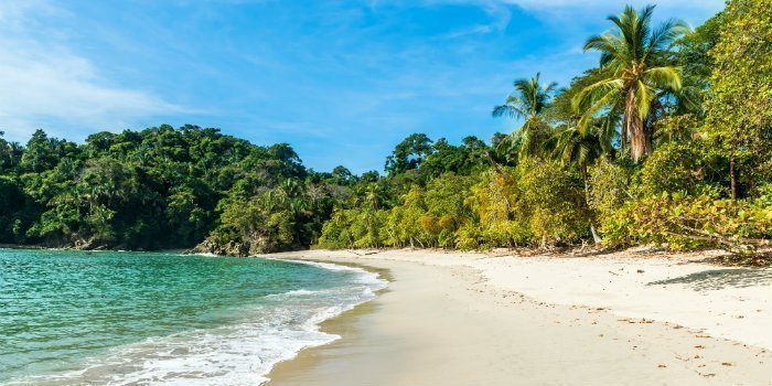 Kalkrijk wit zandstrand in het Manuel Antonio National Park