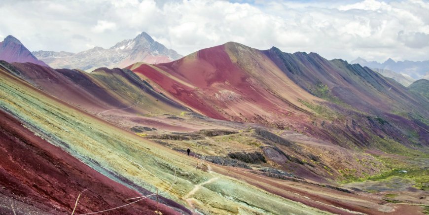 Kleurrijke bergruggen op de Regenboogberg