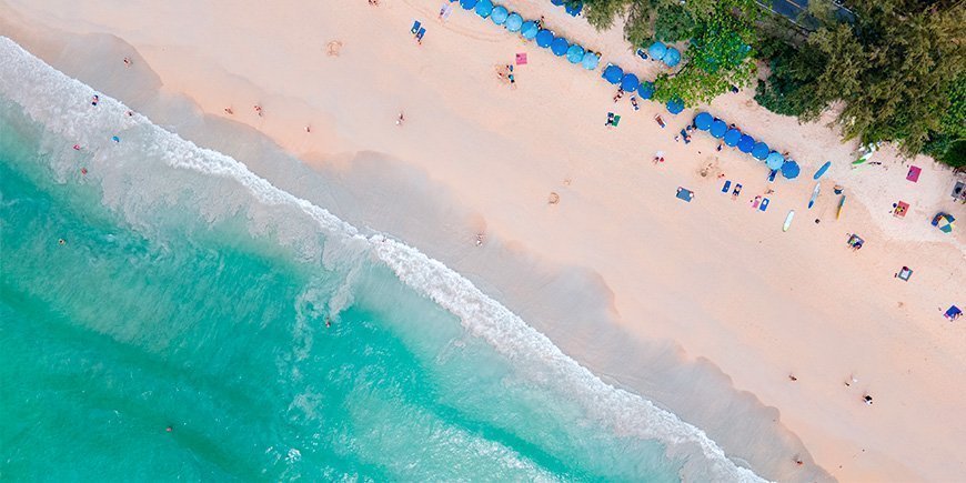 Overzicht vanaf Kata Beach op Phuket, Thailand.