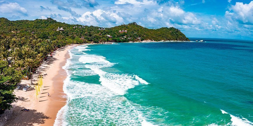 Thong Nai Pan strand op Phuket, Thailand van bovenaf gezien