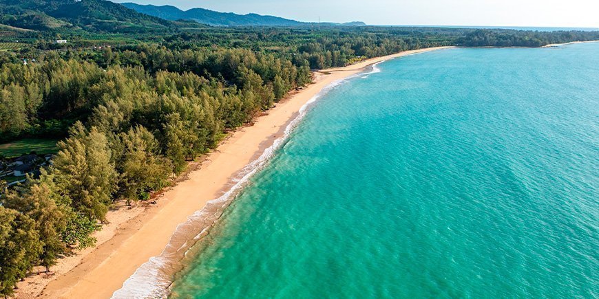 Overzicht vanaf Bang Sak Beach in Khao Lak in Thailand.