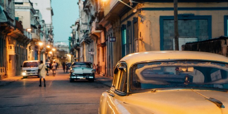 Auto's geparkeerd op de weg in cuba