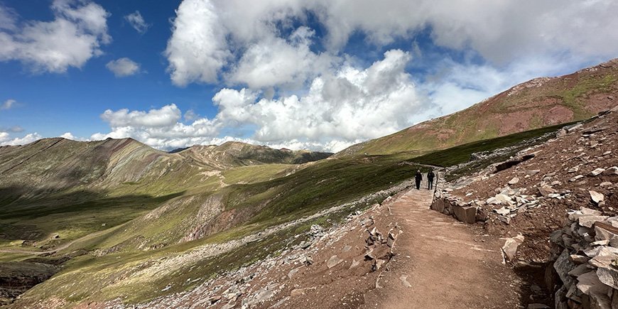 Twee mensen wandelen op de Regenboogberg in Peru