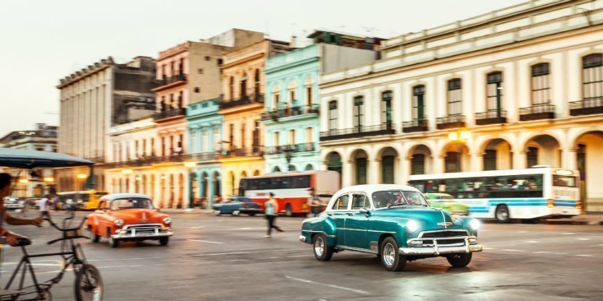 Drukke weg in Cuba