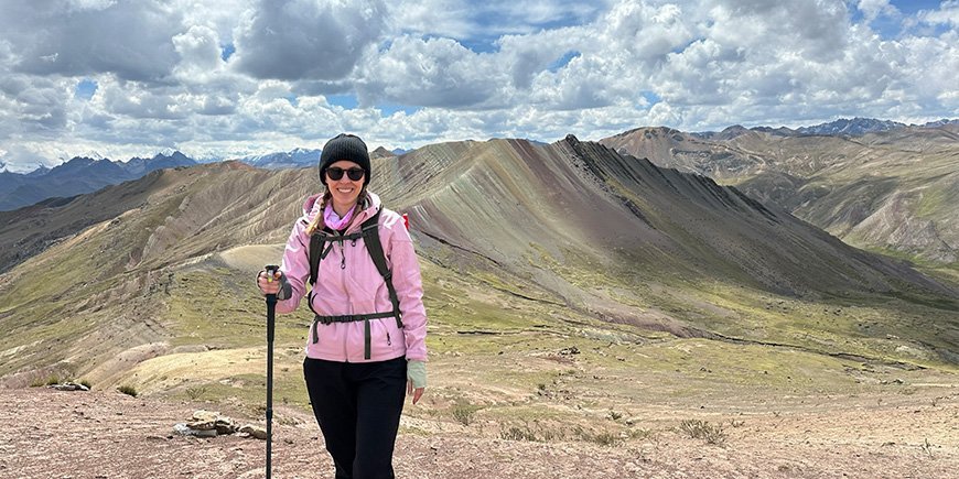 Iida met uitzicht op de Rainbow Mountain in Peru