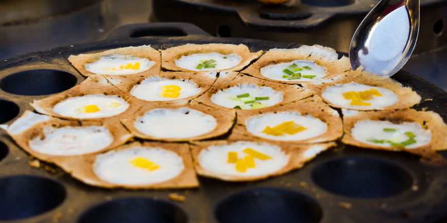 Khanom Krok gekookt in een pan