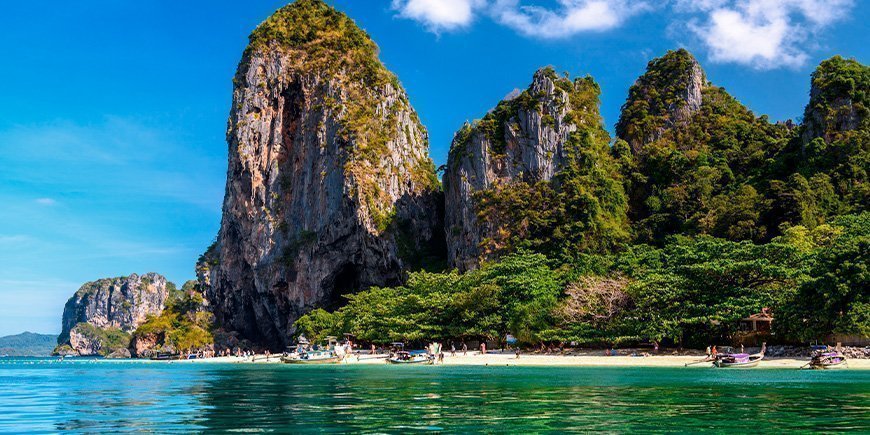 Kalkstenen kliffen op Phra Nang Beach in Thailand.