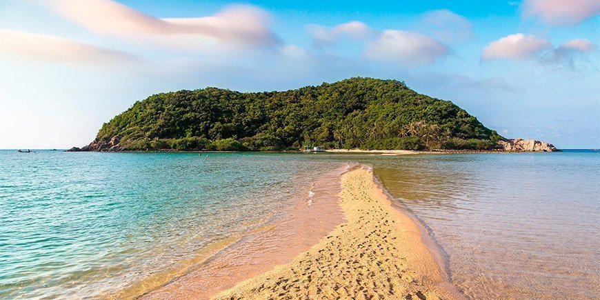 Uitzicht op Koh Ma vanaf Mae Haad Beach op Koh Phangan in Thailand.