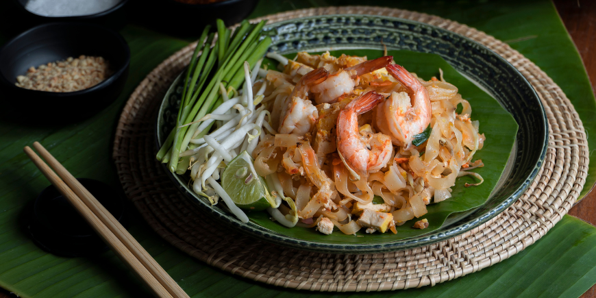 Pad Thai met garnalen op een bord