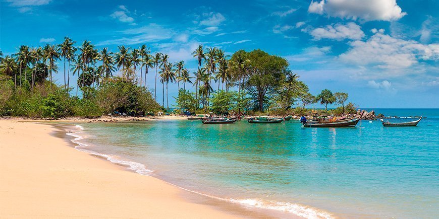 Zonnige dag op Relax Beach op Koh Lanta Yai in Thailand.