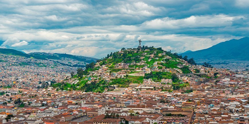 Skyline van Quito, de hoofdstad van Ecuador.