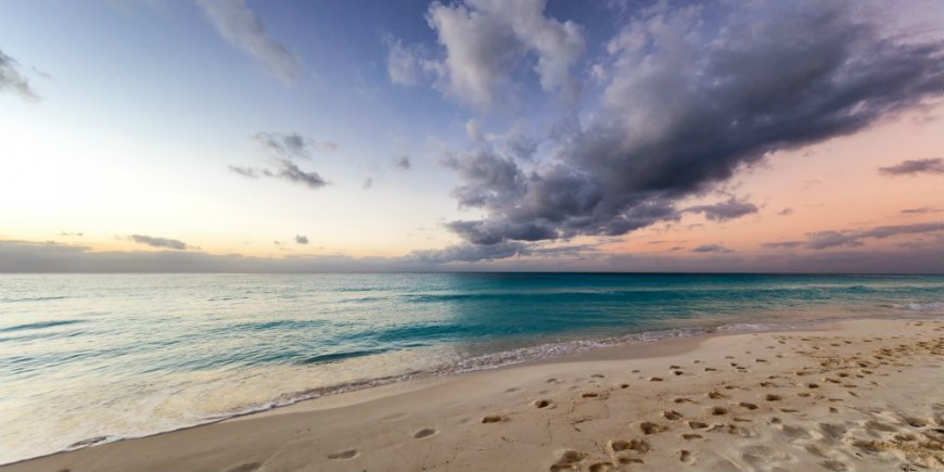 Zonsondergang op een zandstrand in cuba