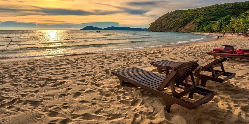 Zonsondergang en ligbedden bij Ao Prao Beach op Koh Samet in Thailand.