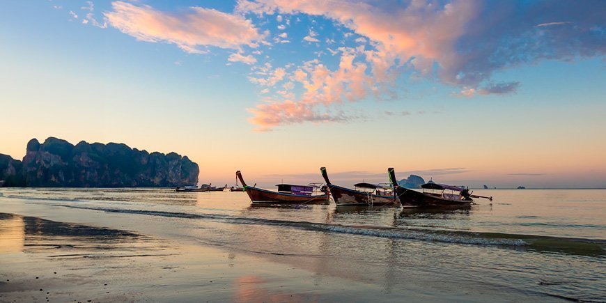 Zonsondergang op Ao Nang Beach in Krabi, Thailand