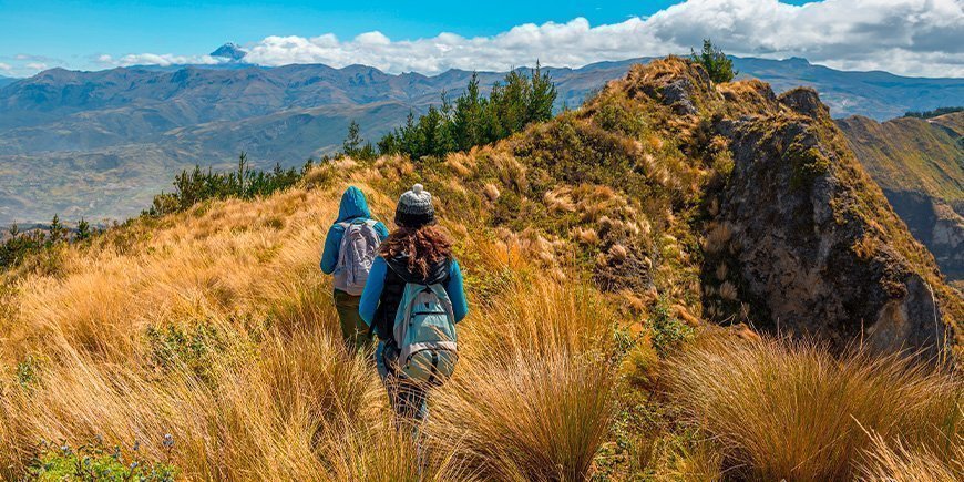 Twee vrouwen wandelen in de bergen bij Quito.