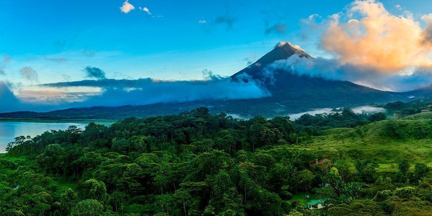 Zonsondergang over landschap in Costa Rica