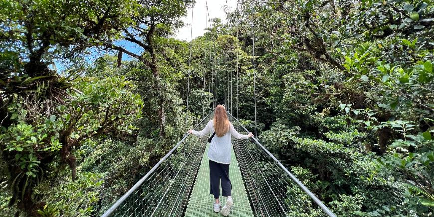 Laura op een hangbrug in Costa Rica