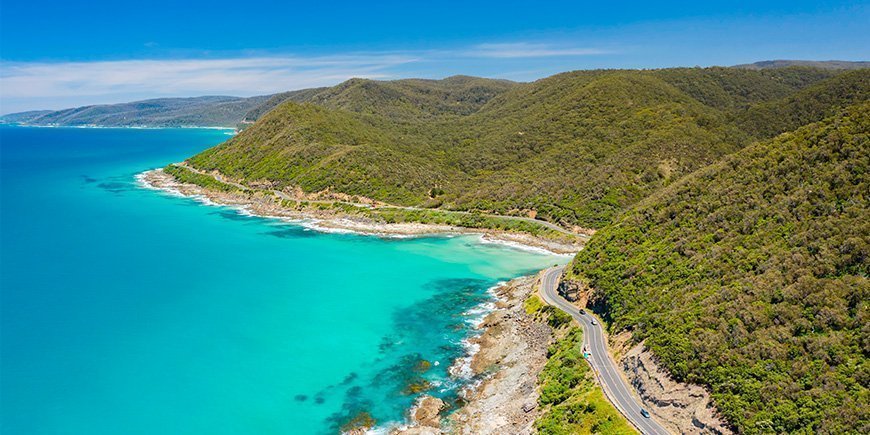 Uitzicht op de Great Ocean Road in Australië op een zonnige dag.