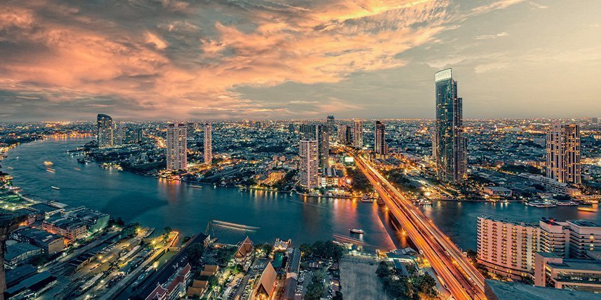 Bangkok skyline bij zonsondergang