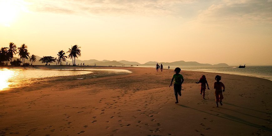 Kinderen spelen op het strand op Koh Yao Yai