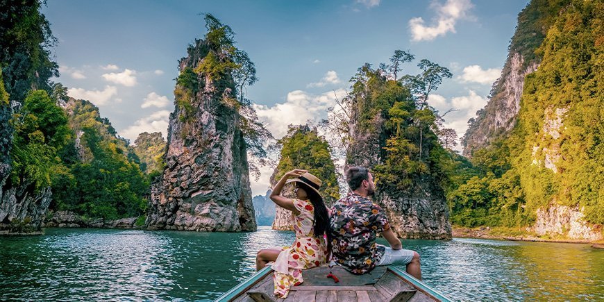 Vrouw en man varen op het meer in Khao Sok National Park in Thailand