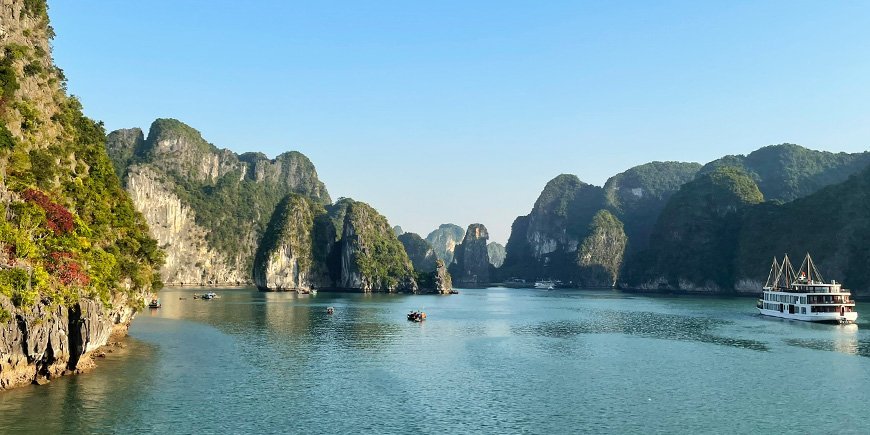 Uitzicht op Ha Long Bay in maart